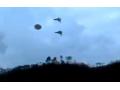 【あからさますぎるUFO動画07】戦闘機を従えて飛行するUFO??