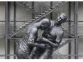 ジダン選手の頭突きシーンが銅像に！パリ ポンピドゥー・センターにて